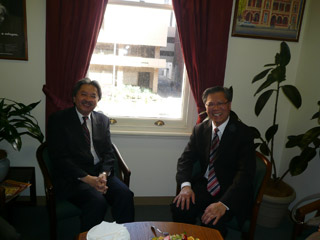 在南澳洲拜访副总督黎文孝。