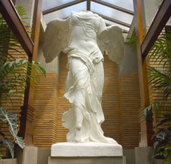 美国Baffalo市，Frank Lloyd Wright 设计的 Martin House内的胜利女神像。