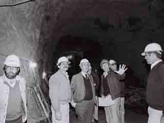 摄于一九八七年十二月，与当时的财政司翟克诚视察茶果岭东区海底隧道工程。